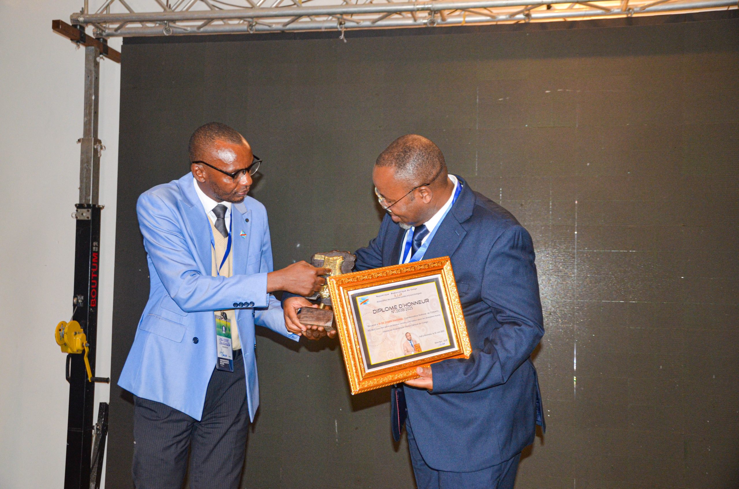 Remise d’un Trophée Humanitaire au Coordonnateur National du CONAFOHD : Une Reconnaissance Émouvante de l’Engagement pour les Populations Vulnérables
